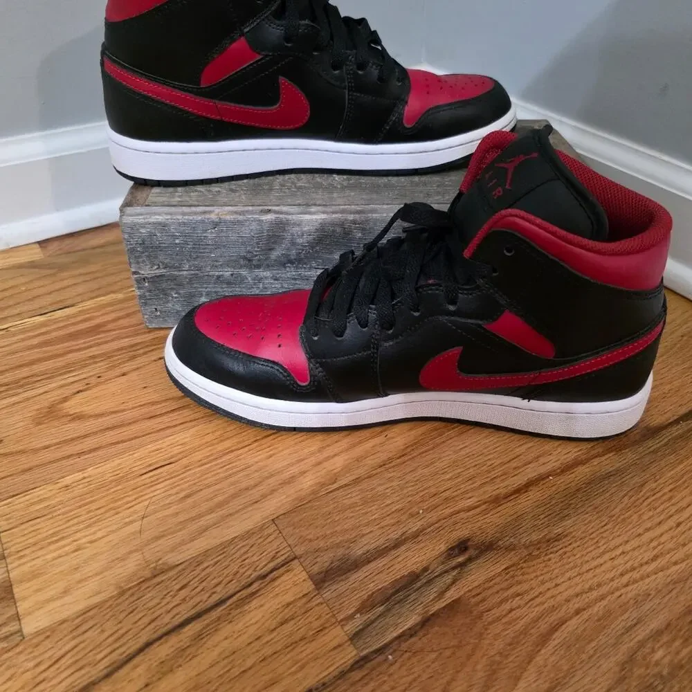 Nike Air Jordan 1 Mid Black Red Bred DQ8426-067 Men's Size 9 Sneaker